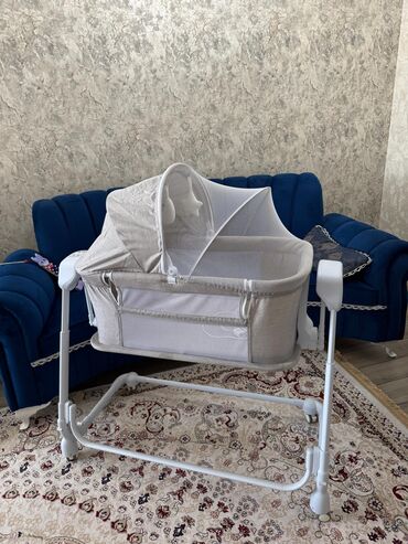 детскую кроватку с бортиками и балдахином: Детская приставная кроватка, С колесиками, цвет - Бежевый