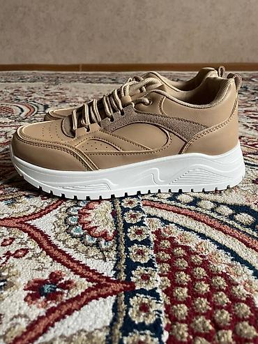 Кроссовки и спортивная обувь: Кроссовки, 2 пары. - Пара 1: бежевые кроссовки на толстой белой — 8