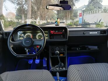 VAZ (LADA): VAZ 2107, ağ rəng, sedan. Xüsusiyyətlər: - Kuzov: 4 qapılı sedan — 12