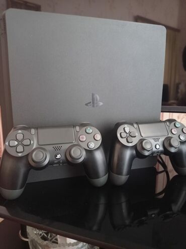 PS4 (Sony Playstation 4): Qara rəngli PlayStation 4 Slim oyun konsolu iki ədəd DualShock 4