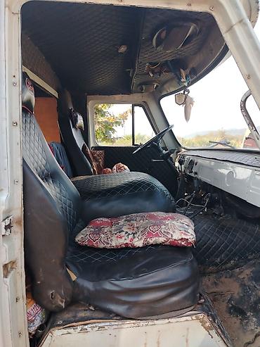 4 tekerlekli motor atv: UAZ-452 “Buxa” mikroavtobus - Kuzov: ağ rəngli, ikiqat arxa qapı, ön — 4