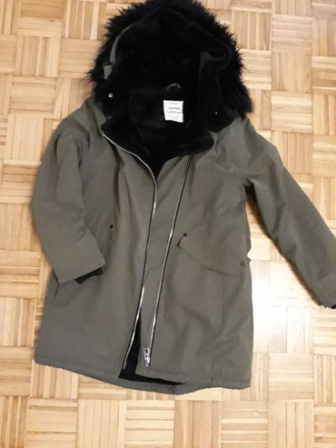 hugo boss zimska jakna: Zara jakna, topla, odgovara S velicini, maslinasto zelena. Pozadi malo