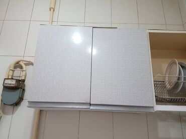 кухонный уголок мебель: Кухонный гарнитур в светло‑сером цвете с текстурным покрытием