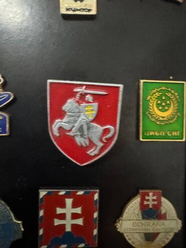 Значки, ордена и медали: Комплект значков: 1. Герб РУ; 2. Канада + Кыргызстан - Кумтор. 3. Флаг — 10