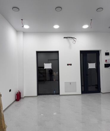 Digər kommersiya daşınmaz əmlakı: İcarəyə təqdim olunan kommersiya sahəsi - İşıqlı, minimalistik — 2