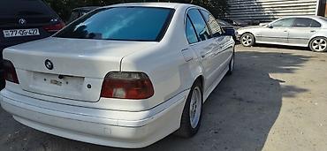bmw e39 qapı: BMW 5 Series E39 sedan – ağ rəng Xüsusiyyətlər: - Korpus: 4 qapılı — 3