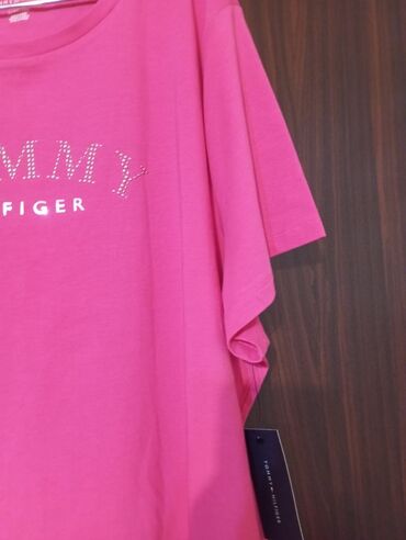 Cinslər: Tommy Hilfiger brendindən çəhrayı rəngli qadın köynəyi. Qısa qollu və