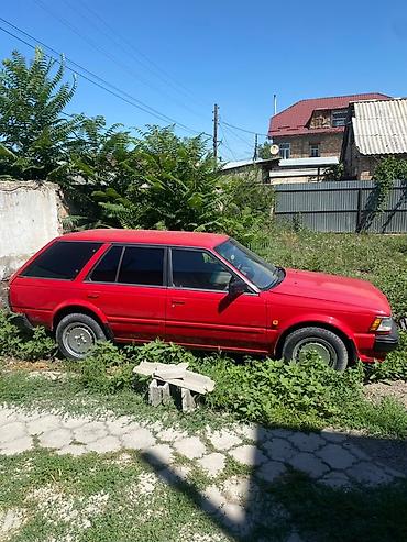 Редкий универсал конца 80‑х – красный пятидверный автомобиль с