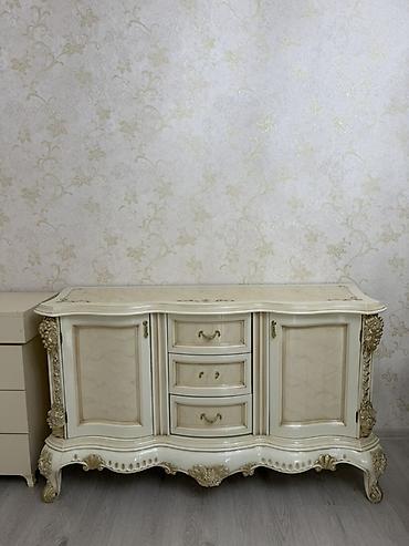 hamam ucun skaflar: Klassik üslubda dekorativ komod/bufet - Rəng: krem/ivori, qızılı — 1