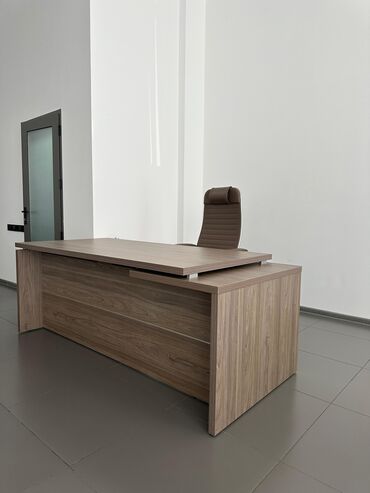 стол с табуреткой: Комплект офисной мебели, Тумба, Стол, цвет - Бежевый, Б/у
