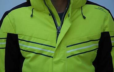 north face kacket: Muška jakna u neon žutoj boji, dizajnirana za skijanje. Poseduje — 5