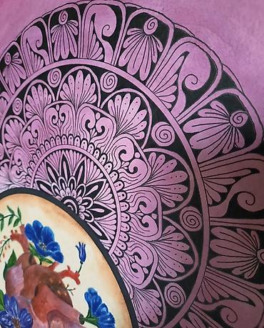 resm sekilleri: Əl işi rəsm əsəri – “Ürək və Çiçəklər” mandala kompozisiyası. Ölçü — 3