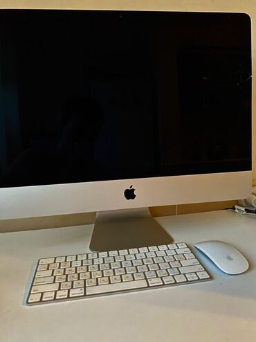Apple IMAC kompüteri. Gümüşü korpuslu və klassik dizayna malikdir