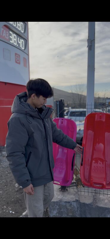 Санки и тюбинги: Прочные ледянки и санки для зимних покатушек. Ледянки: - Жесткая — 19