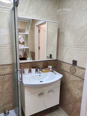 Uzunmüddətli kirayə mənzillər: Yeni təmir, təmirdən sonra yaşayış olmayıb.Baku Medical Plazanın — 8