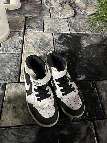Детская обувь: Кроссовки Nike Air Jordan 1 Mid (детские/подростковые) - Тип — 1