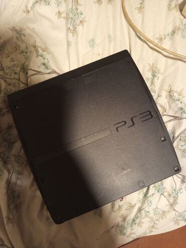Словари: Sony istehsalı olan PlayStation 3 oyun konsolu. Bu model PS3 loqosu