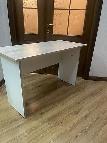 komputer setup: Kompakt iş/oxu masası - Dizayn: Minimalist, düzbucaqlı forma, açıq ağ — 2