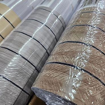 gurman becej: PVC samolepljiva zidna obloga sa 3D efektom drveta koja služi kao — 6
