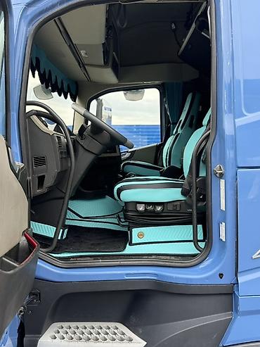 грузовой тягач седельный: Тягач, Volvo, Тентованный — 4
