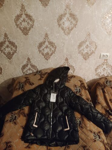 кожаная куртка женская: Qadın üçün qara rəngli qışlıq şişmə gödəkçə - Model: kapüşonlu, ön