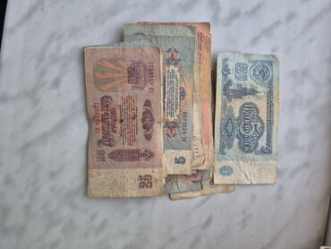 Купюры: Müxtəlif nominallarda Sovet rublu banknotları toplusu. Bu banknotlar
