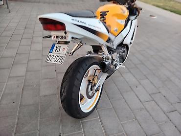 vw polo 1.4 benzin tehnicke karakteristike: Honda CBR929rr – sportski motocikl sa full oklopom u žuto-beloj — 6