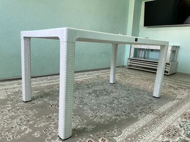 пластик столы: Стол, цвет - Белый, Б/у