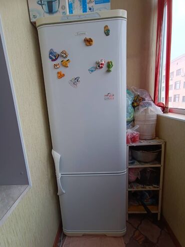 холодильники встраиваемые в кухонную мебель: Холодильник Biryusa, Б/у, Двухкамерный, 60 *