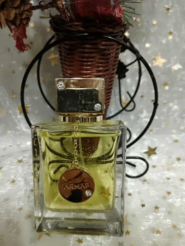 Parfemi: Crna bočica parfema Versace Crystal Noir sa fasetiranim čepom u obliku — 13