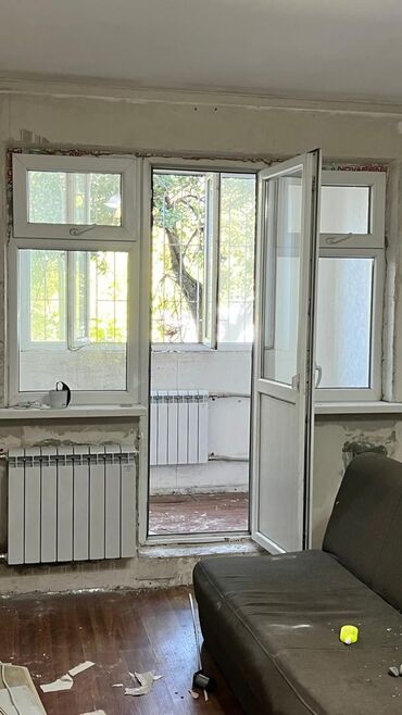 Двери и комплектующие: Пластиковый оконно-дверной блок для выхода на балкон - Материал: ПВХ