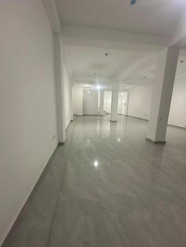 əmlak: Kommersiya obyektinin icarəsi/satışı üçün geniş və işıqlı məkan. - — 6