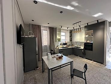 Продажа коттеджей и домов: Просторная кухня‑гостиная и комната с современным ремонтом. Кухня: - — 4