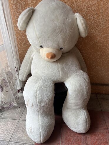игрушки резиновые: Продаем 2м плюшевого медведя, цвет молочный белый Продаем из-за