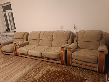 продам мебель бу в бишкеке: Прямой диван, цвет - Бежевый, Б/у