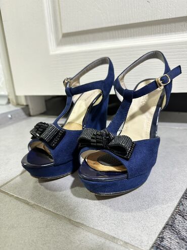 обувь жорданы: Продаю босоножки на платформе красивого синего цвета. Замша, 37