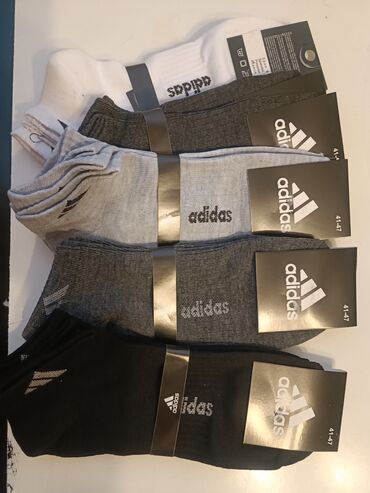 Kişi Geyimləri: Adidas brendinə məxsus, müxtəlif rənglərdə olan qısa idman corabları