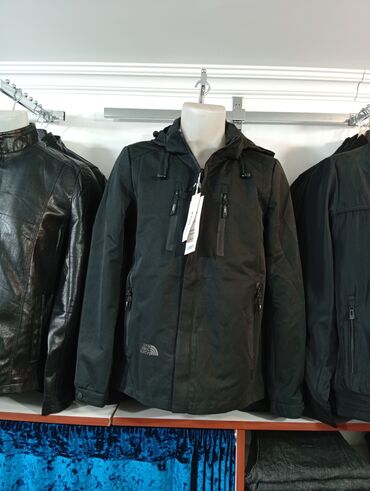 длинные мужские куртки: Qara rəngli kişi qış gödəkcəsi - Ön tərəfdə tam uzunluqlu fermuar və