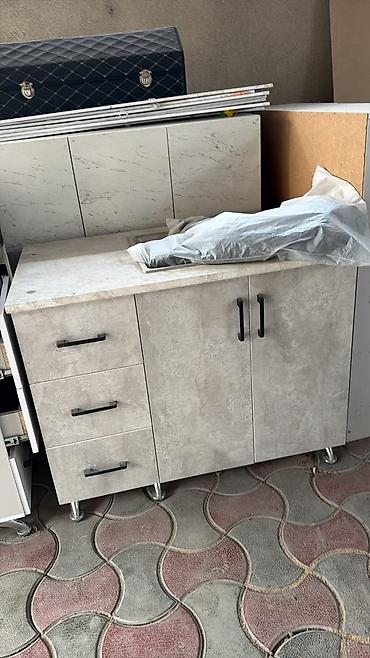 стол для грязной посуды: Продаю кухню, в наличии 4 штуки, с раковиной, но без смесителей — 4