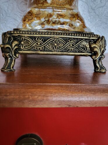 Ostali kućni dekor: Vaza nova iz 50ih god. porcelan,neka vrsta legure. rucni rad — 2