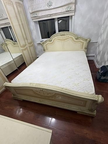 Классический комплект мебели для спальни в светло‑кремовом цвете с