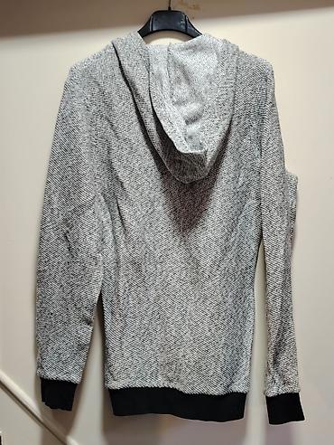 maslinasto zelene pantalone muske: Siva dukserica sa kapuljačom i rajsferšlusom sprijeda. - Materijal — 2
