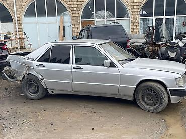 mercedes 208 d: Mercedes-Benz 190 sokulur mator karobka ela veziyyetdedir.2 matordur — 4