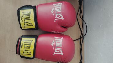 тумак норка: Боксерские перчатки Everlast красного цвета. Эта модель предназначена