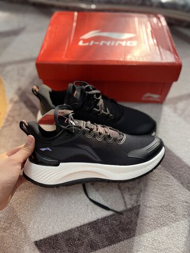 женская спортивная обувь: Продаю женские кроссовки Lining оригинал Размер 37.5 совсем новые