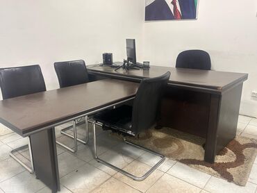 Ofis dəst mebeli: Bu dəst tünd qəhvəyi rəngdə iki ofis masasından və dörd ofis