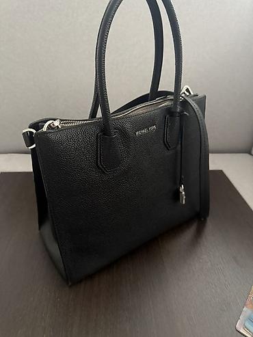 майкл: Сумка Michael Kors, модель-тоут из фактурной черной кожи. - Цвет — 2