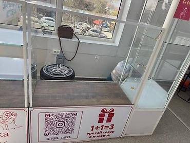 Витрины: Стеклянные торговые витрины для магазина аксессуаров/одежды - — 7