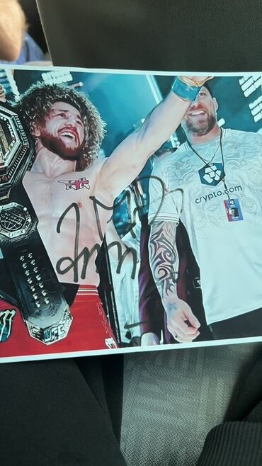 esger şekilleri: İmzalı UFC döyüşçüsü fotoposteri. Poster idmançı və onun məşqçisinin