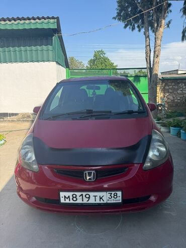 обмен на малолетражку: Автомобиль Honda Fit красного цвета. Компактный хэтчбек с пятью